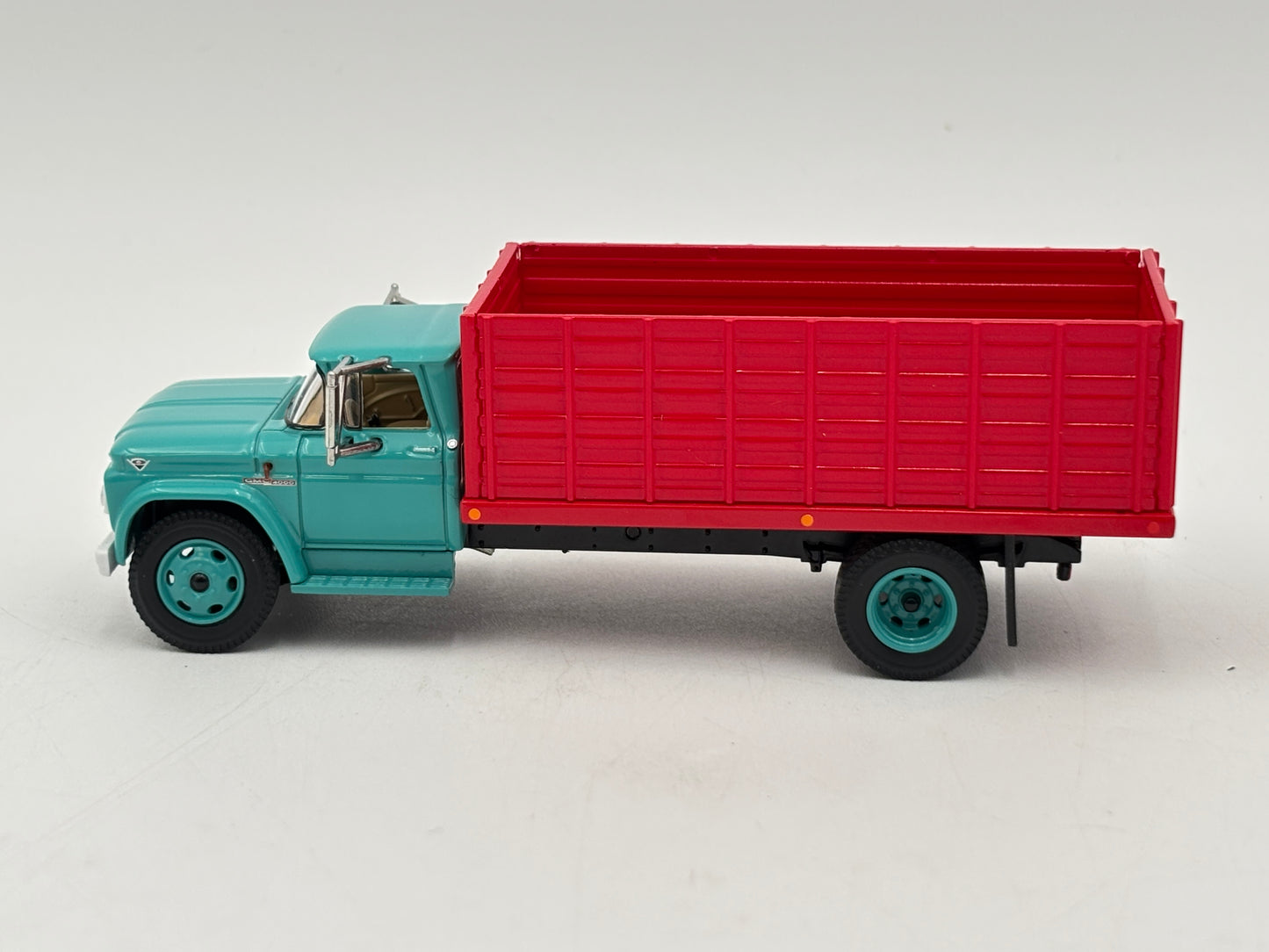 1/64 GMC 4000 Single Axle Grain Truck