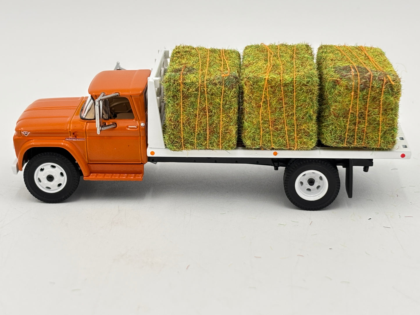 1/64 GMC 4000 Single Axle Flatbed Truck