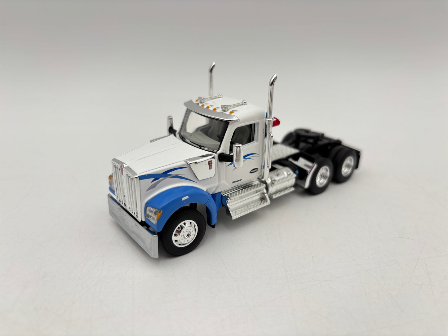 1/64 Kenworth W990 Day Cab w/Lode King tridem