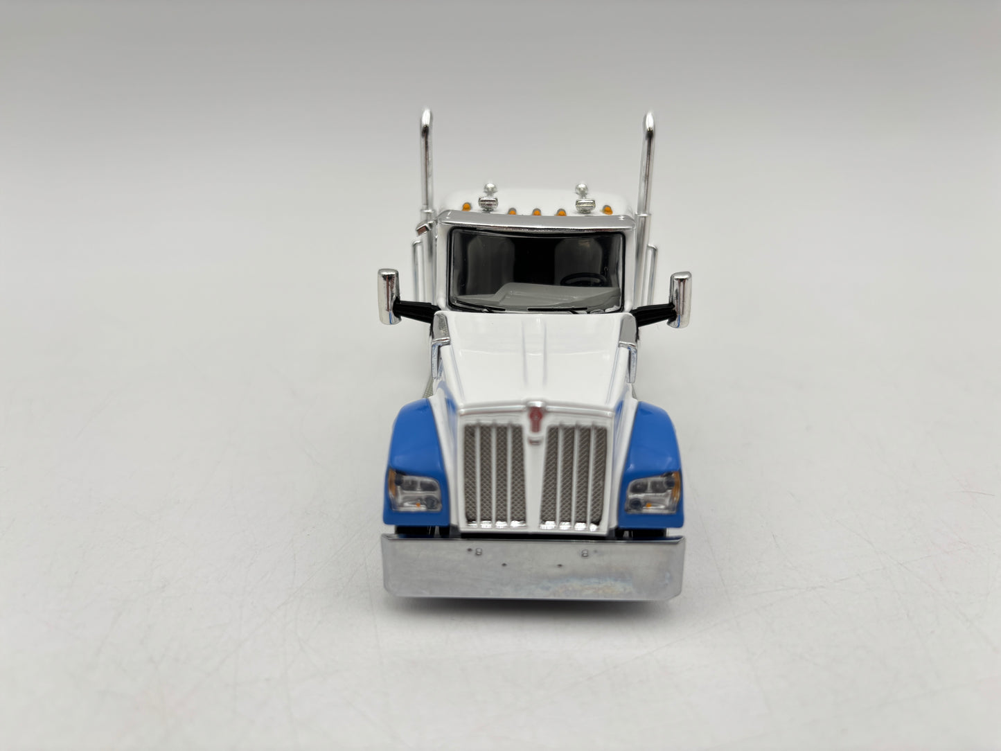 1/64 Kenworth W990 Day Cab w/Lode King tridem