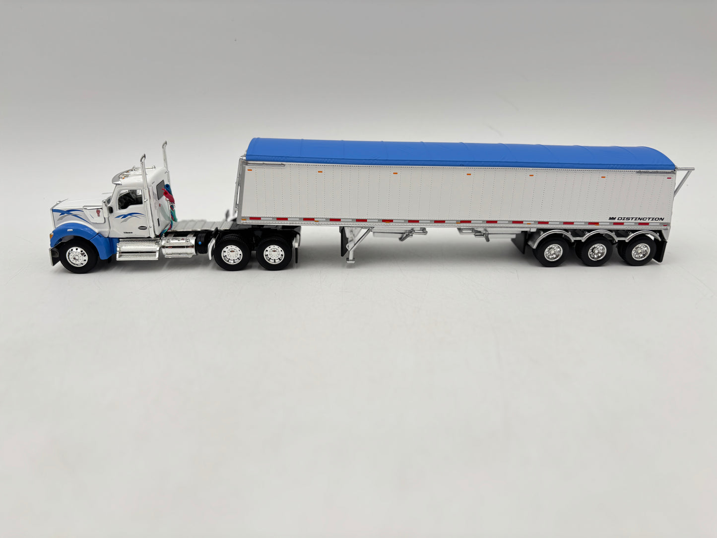 1/64 Kenworth W990 Day Cab w/Lode King tridem