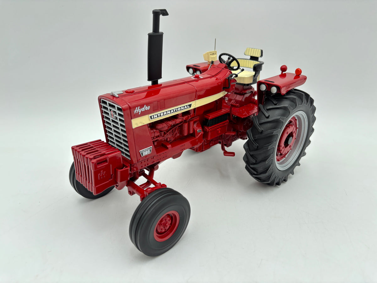 1/16 International Farmall 826 Prestige