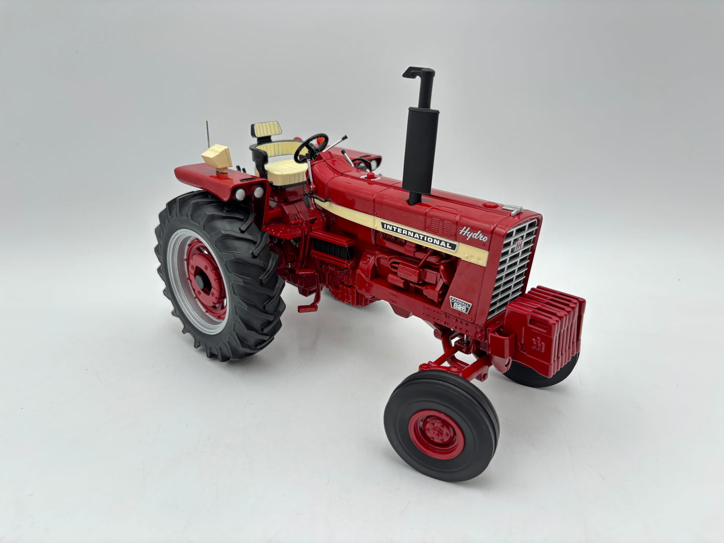 1/16 International Farmall 826 Prestige