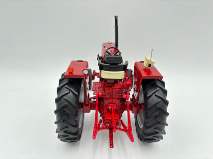 1/16 International Farmall 826 Prestige