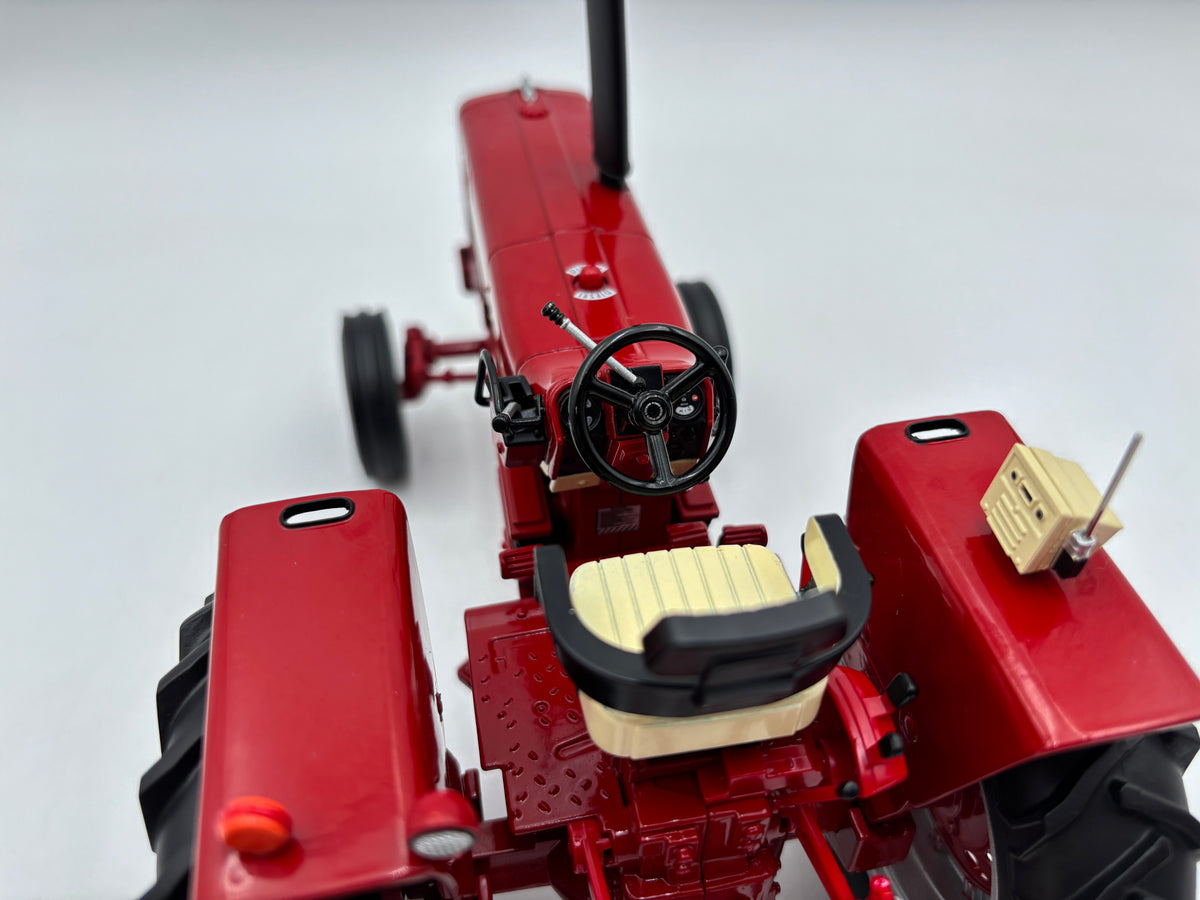 1/16 International Farmall 826 Prestige