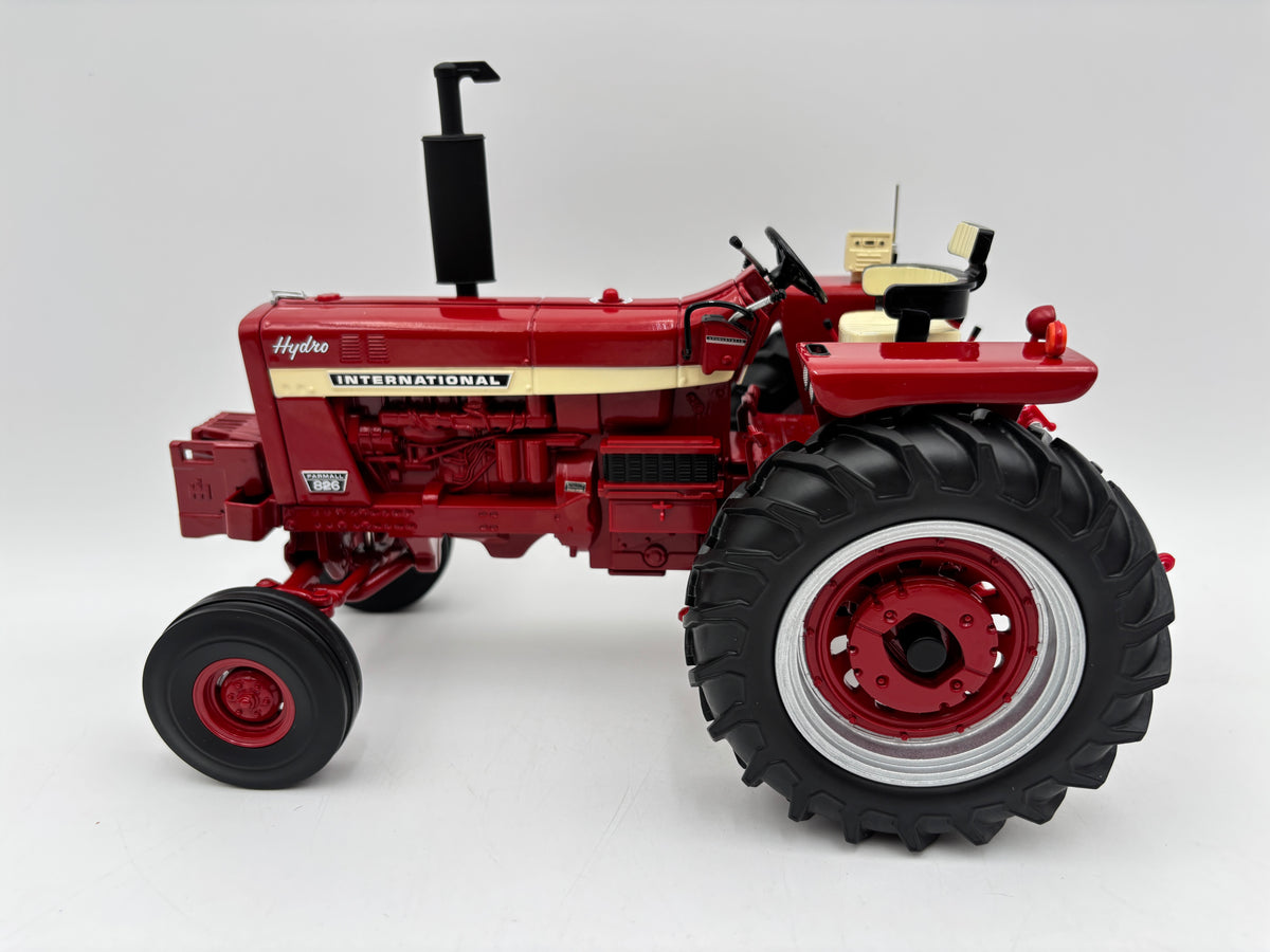 1/16 International Farmall 826 Prestige