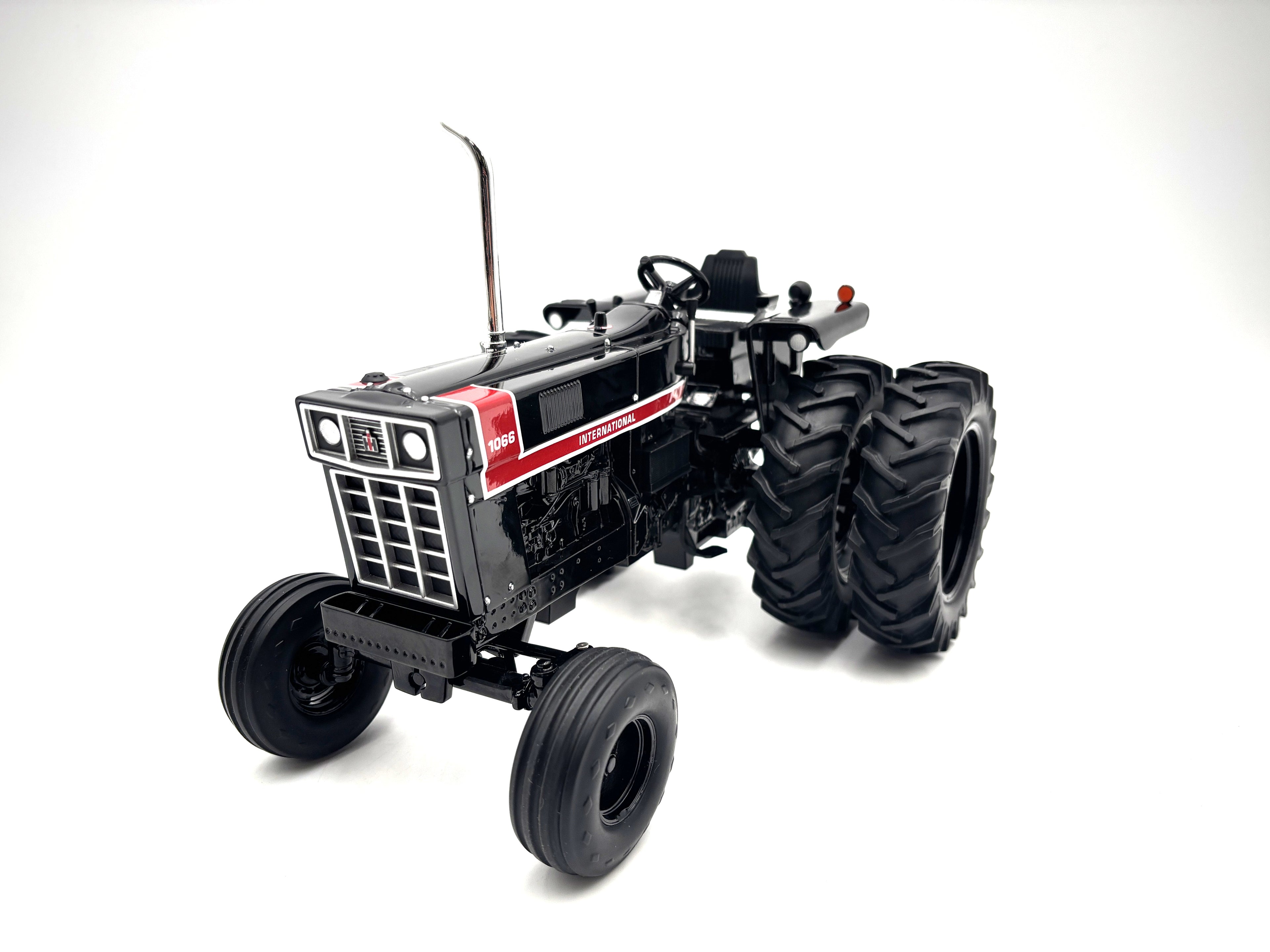 1/16 International 1066 Prestige Black Chase