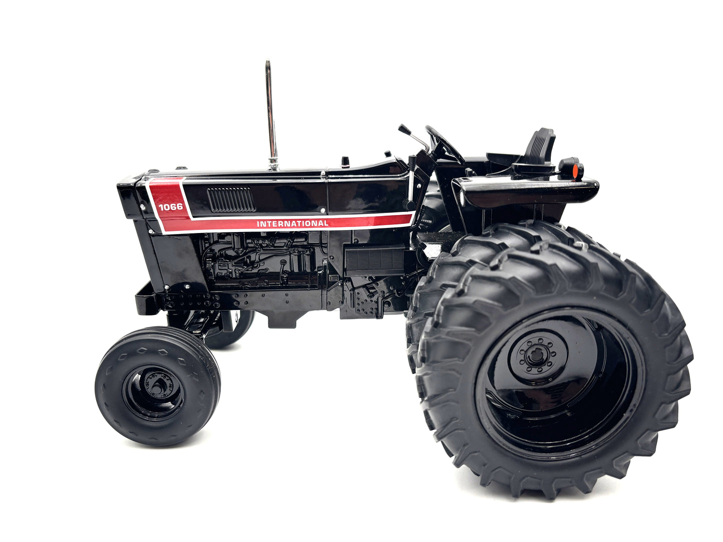 1/16 International 1066 Prestige Black Chase