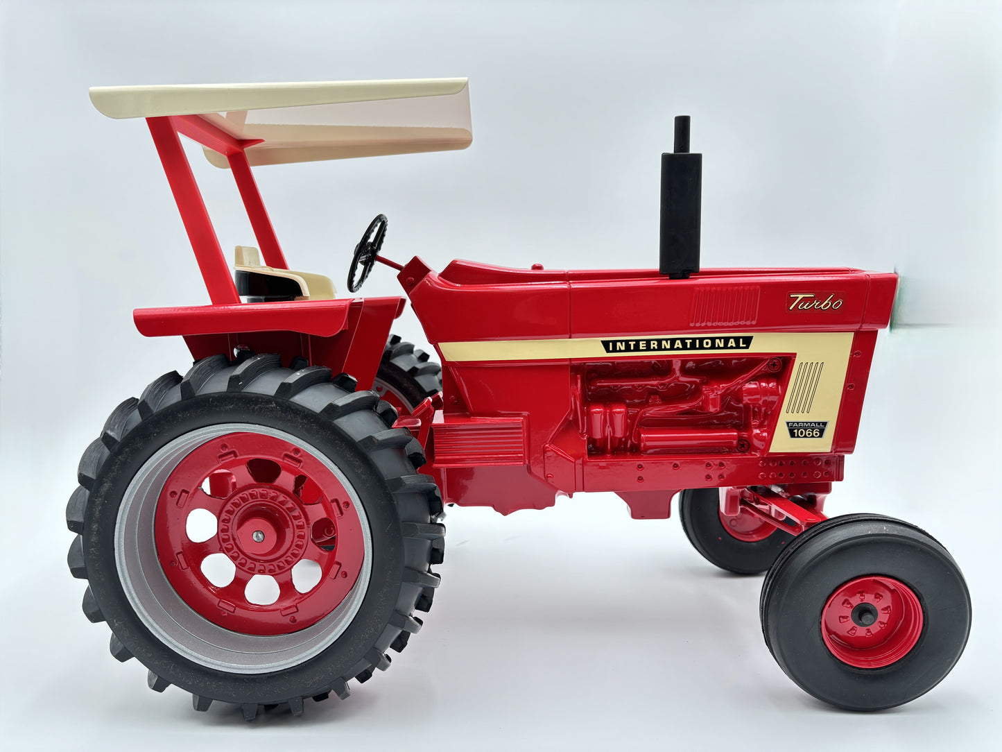 1/18 International 1066 WideFront with Canopy