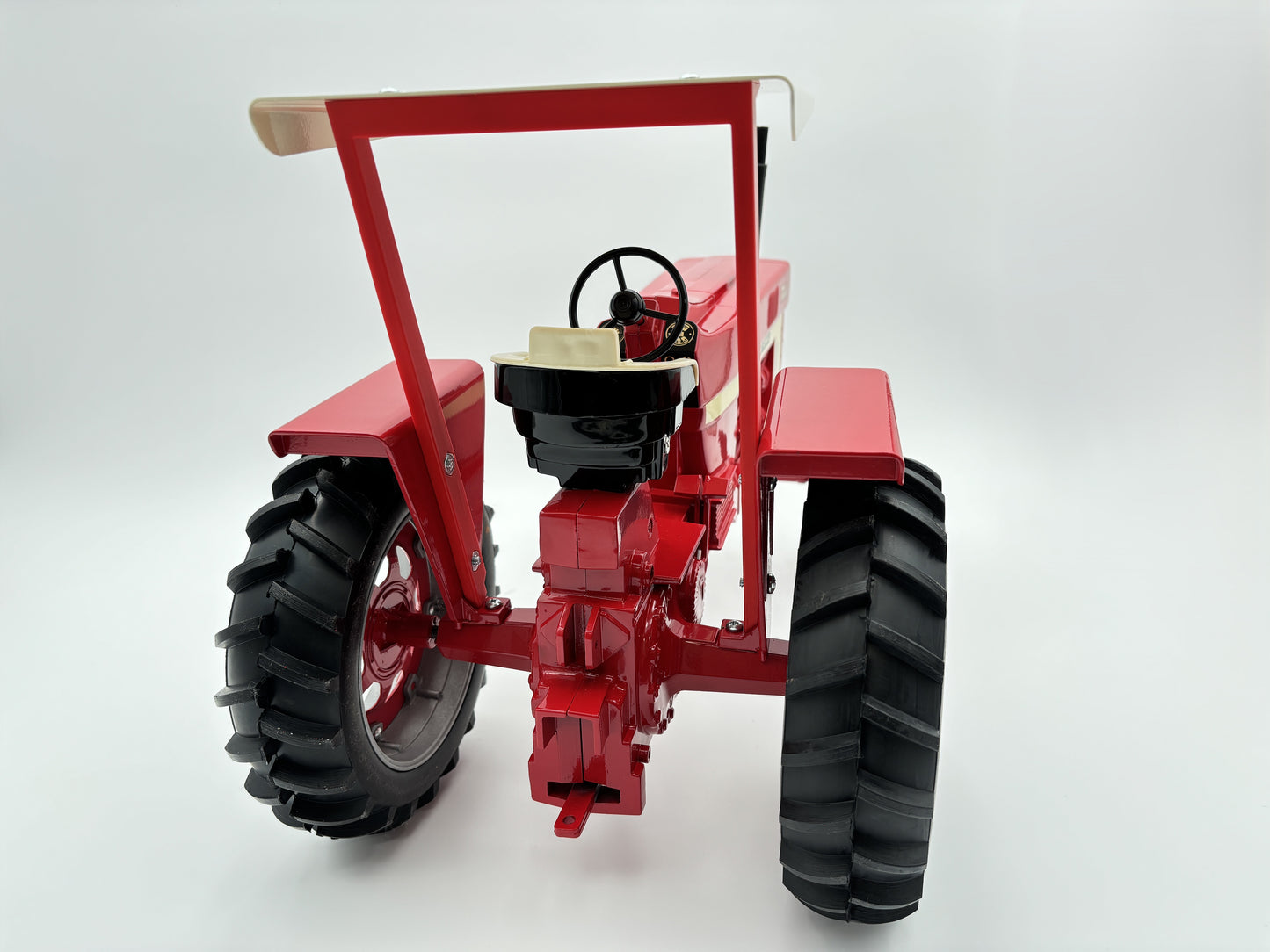 1/18 International 1066 WideFront with Canopy
