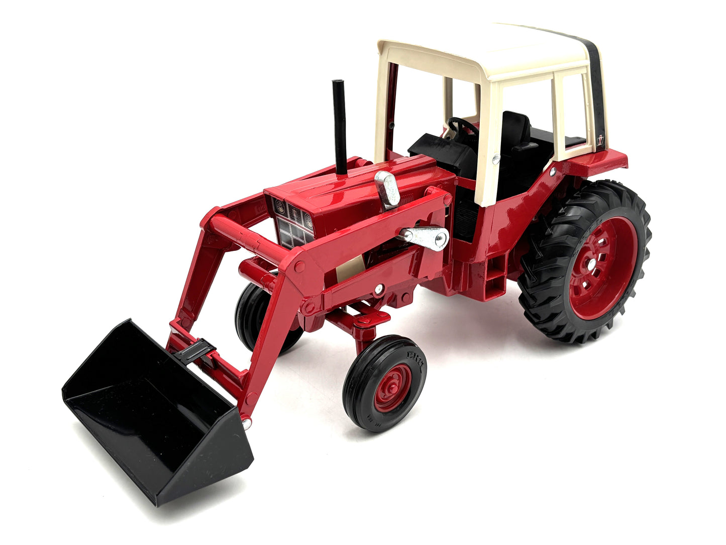 1/16 International 1586 with Loader