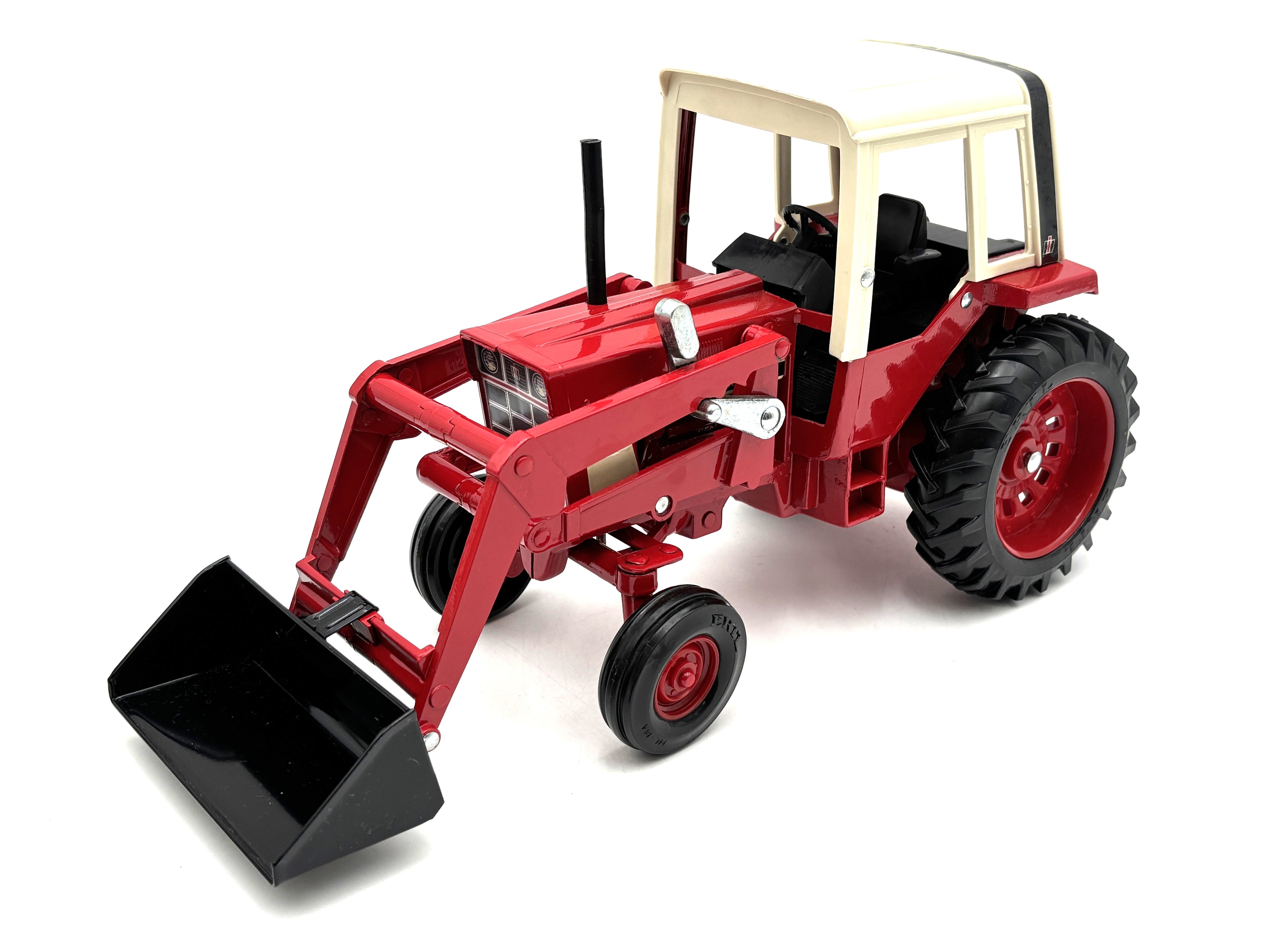 1/16 International 1586 with Loader