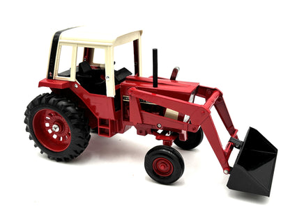 1/16 International 1586 with Loader