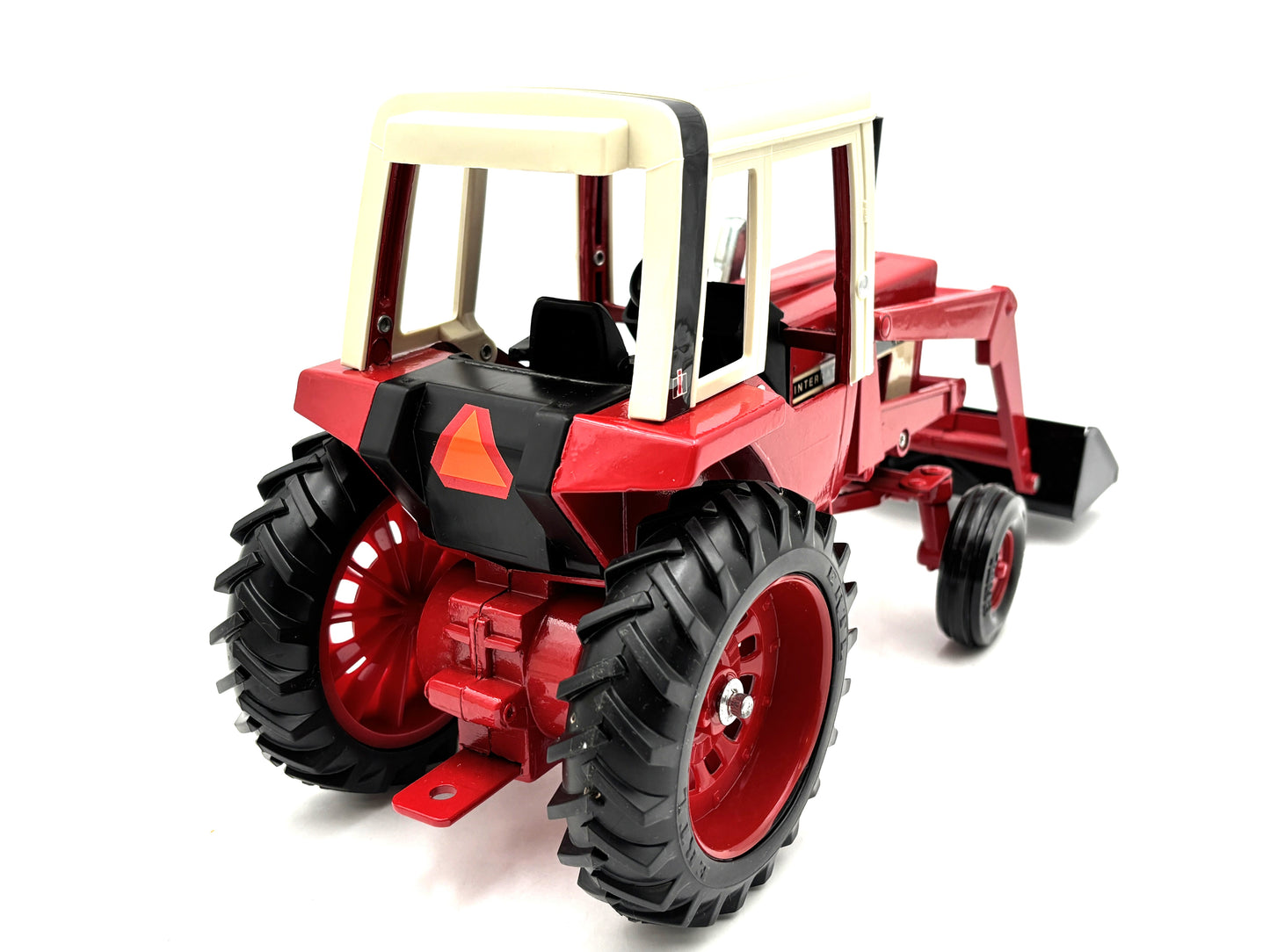 1/16 International 1586 with Loader