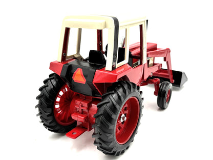 1/16 International 1586 with Loader