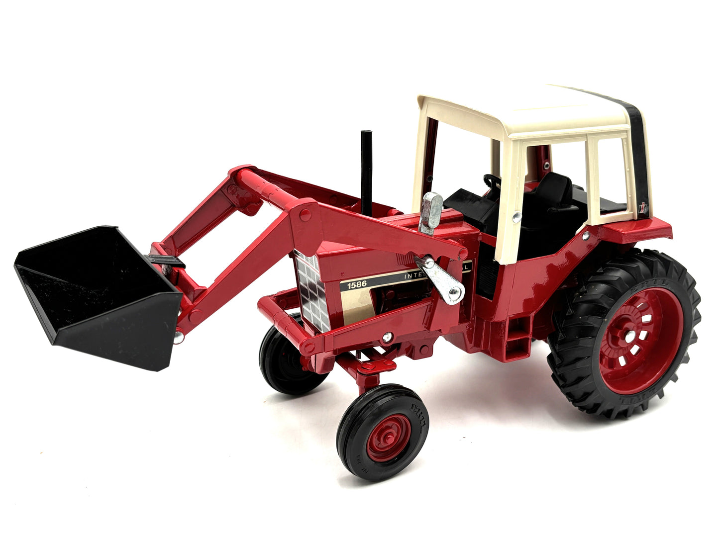 1/16 International 1586 with Loader