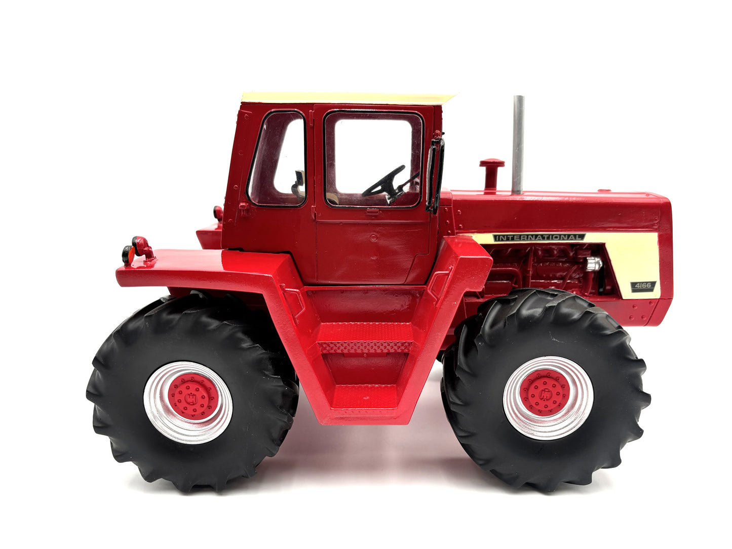 1/16 International 4166 CAB