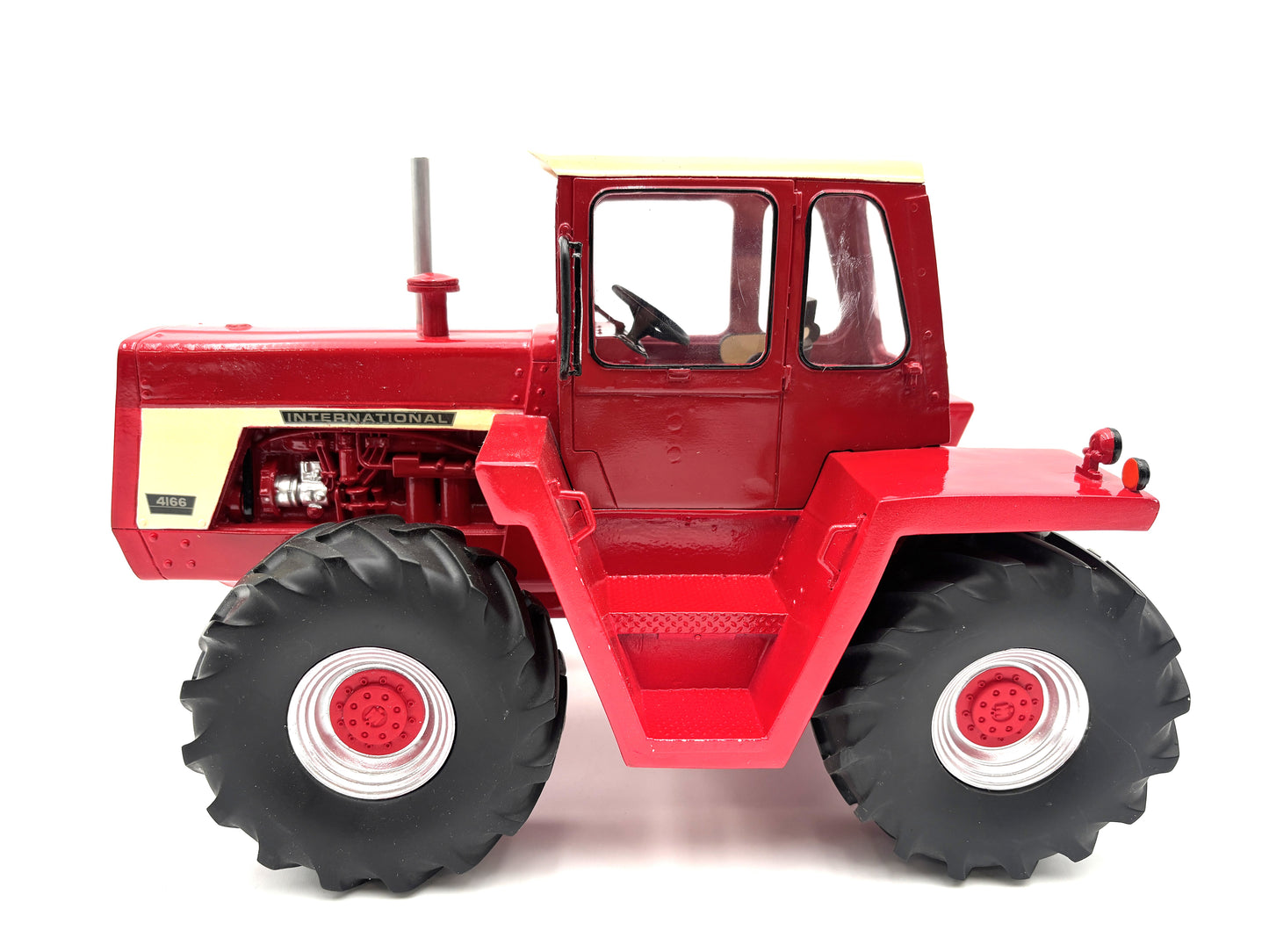 1/16 International 4166 CAB