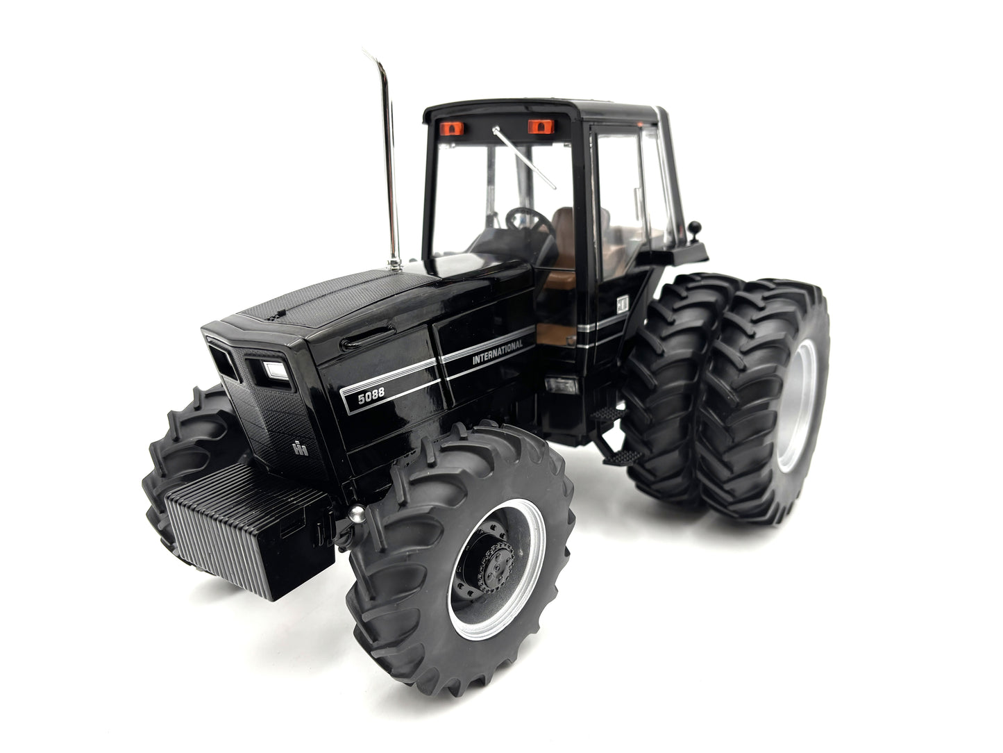 1/16 International 5088 Black Chase