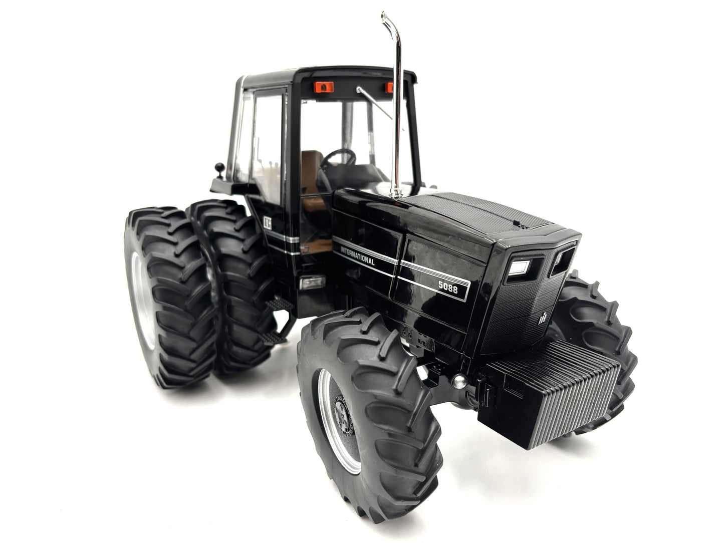 1/16 International 5088 Black Chase