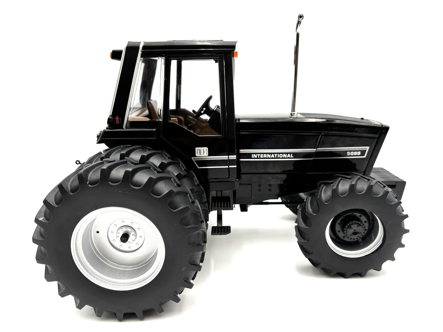 1/16 International 5088 Black Chase