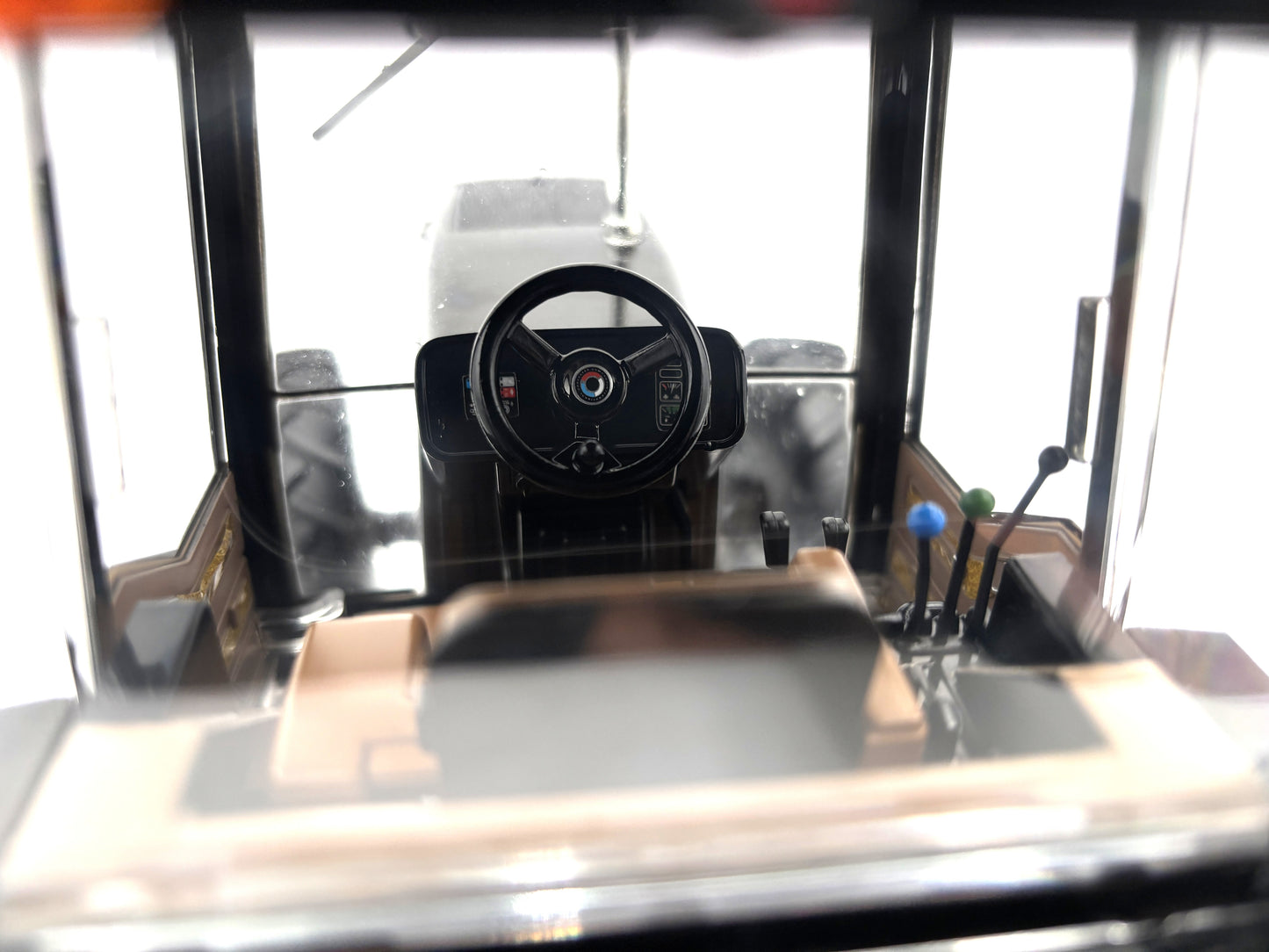 1/16 International 5088 Black Chase