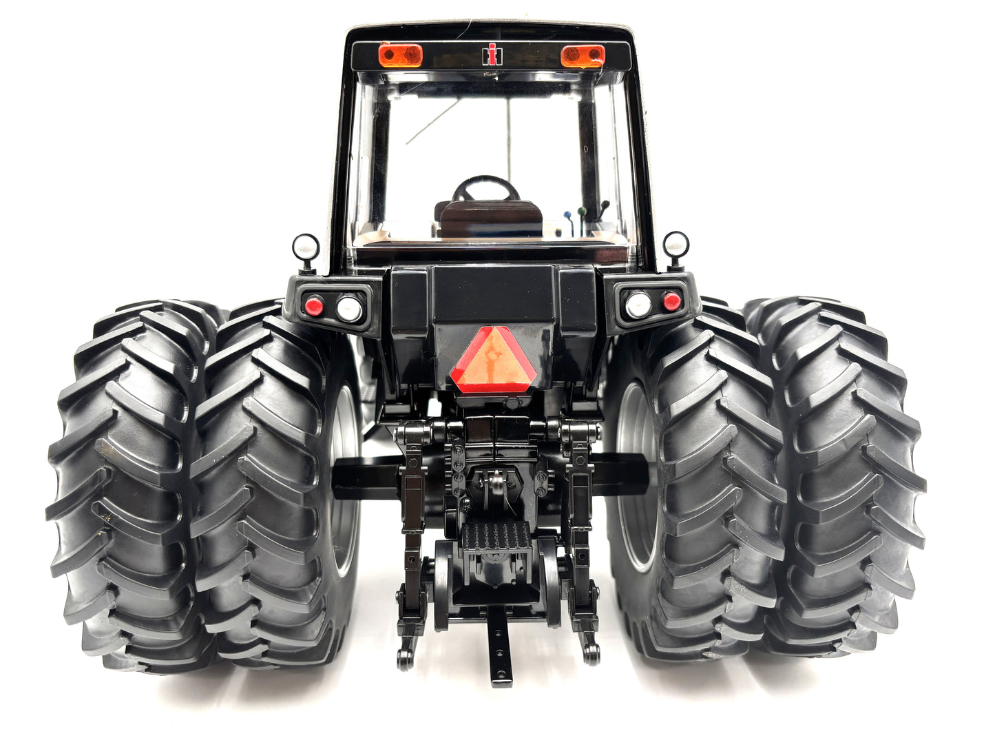 1/16 International 5088 Black Chase