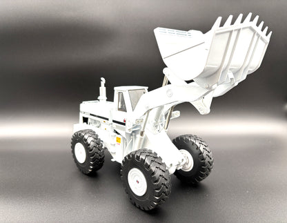 1/25 International 560 Pay Loader WHITE