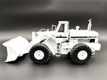 1/25 International 560 Pay Loader WHITE