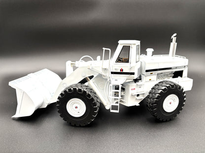 1/25 International 560 Pay Loader WHITE