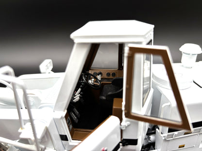 1/25 International 560 Pay Loader WHITE