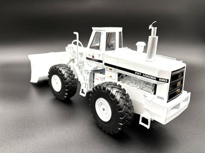 1/25 International 560 Pay Loader WHITE