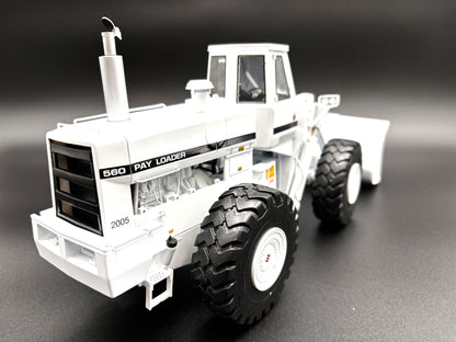 1/25 International 560 Pay Loader WHITE