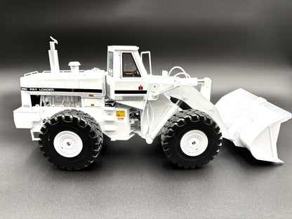 1/25 International 560 Pay Loader WHITE