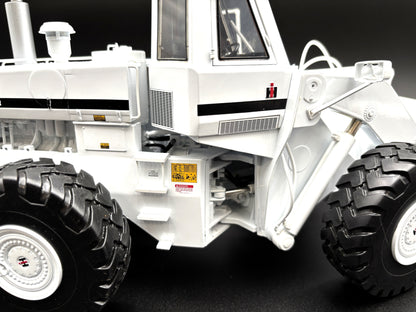 1/25 International 560 Pay Loader WHITE