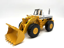 1/25  International 560 Pay Loader YELLOW