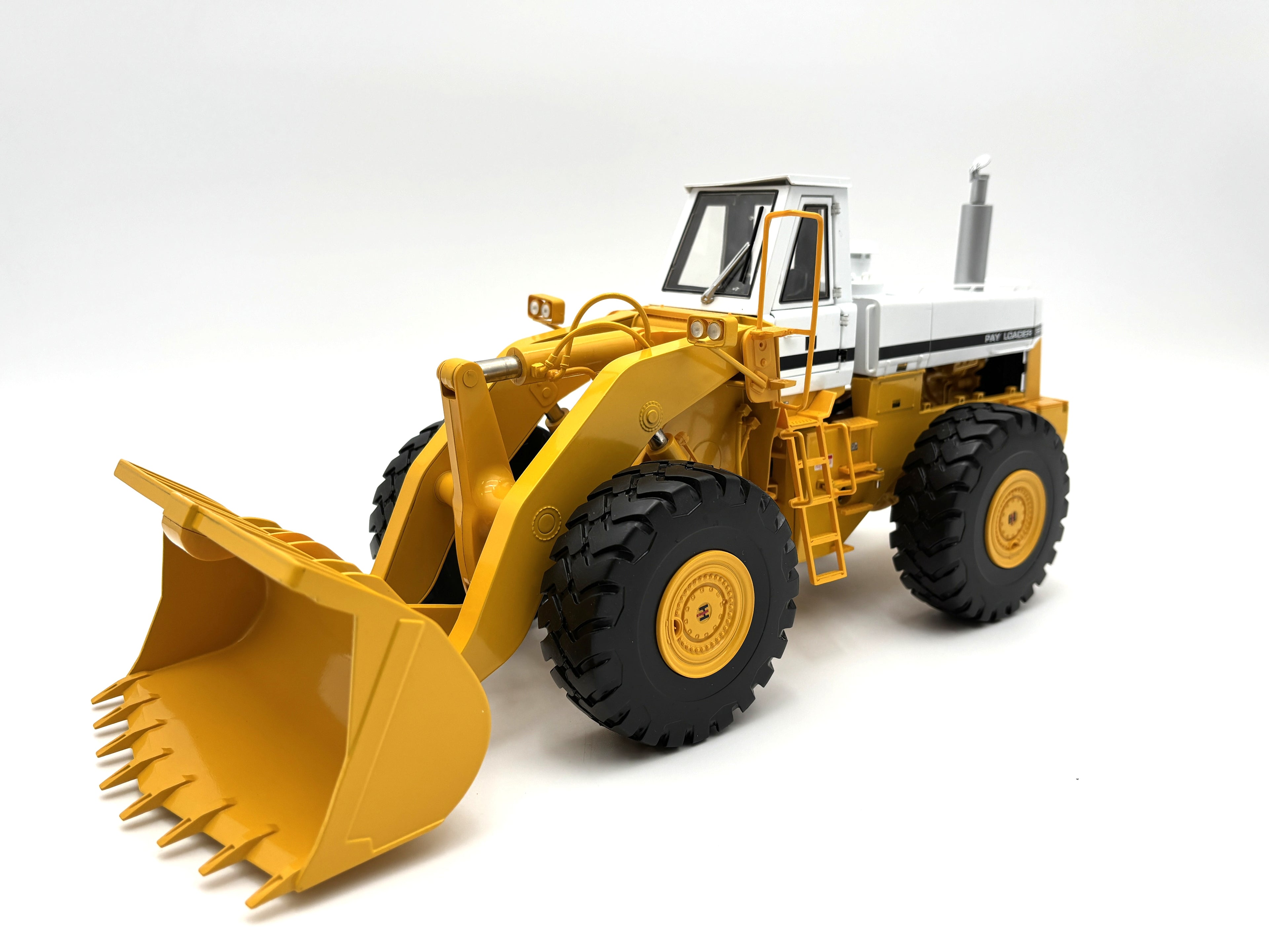 1/25  International 560 Pay Loader YELLOW