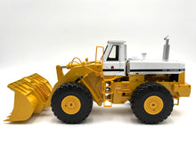 1/25  International 560 Pay Loader YELLOW