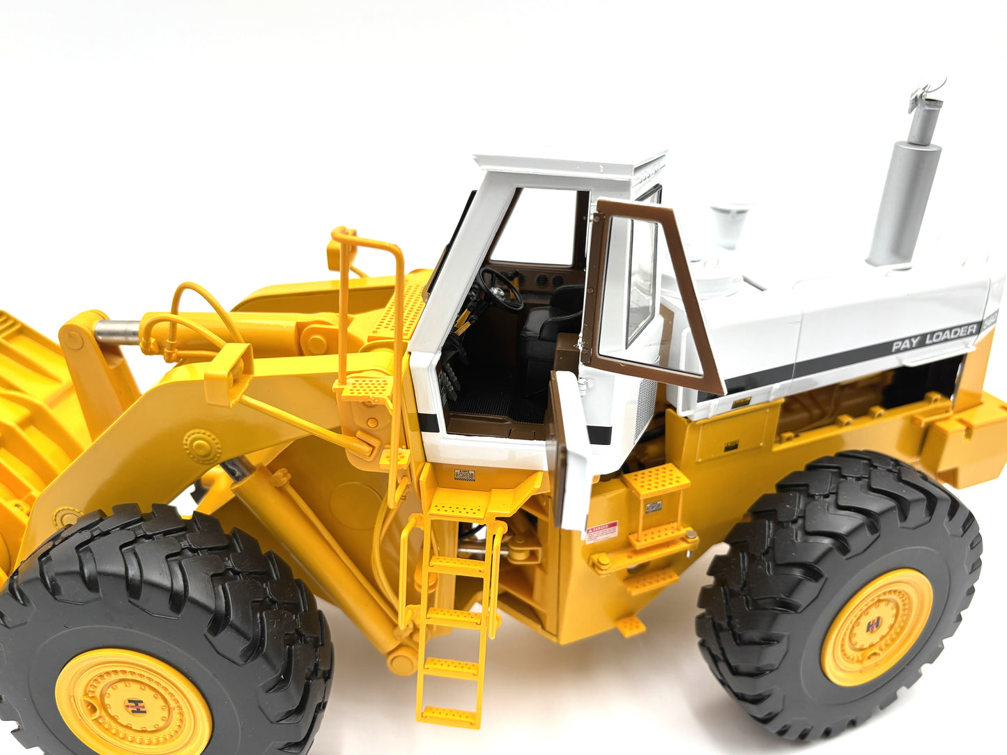 1/25  International 560 Pay Loader YELLOW