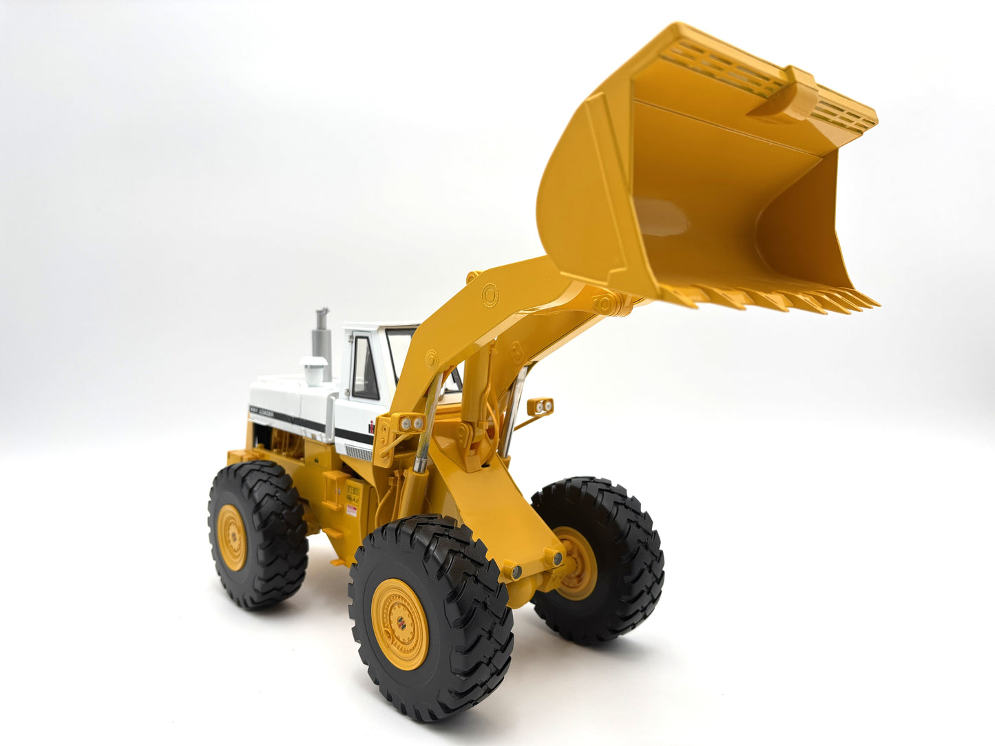 1/25  International 560 Pay Loader YELLOW