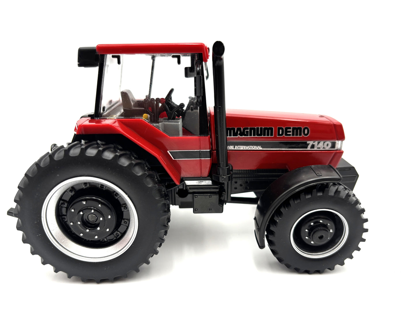1/32 International 7140 Magnum Demo