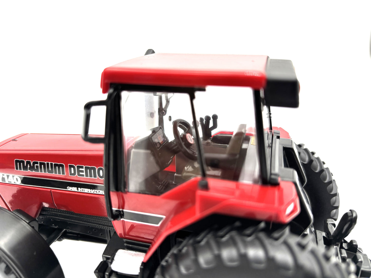 1/32 International 7140 Magnum Demo