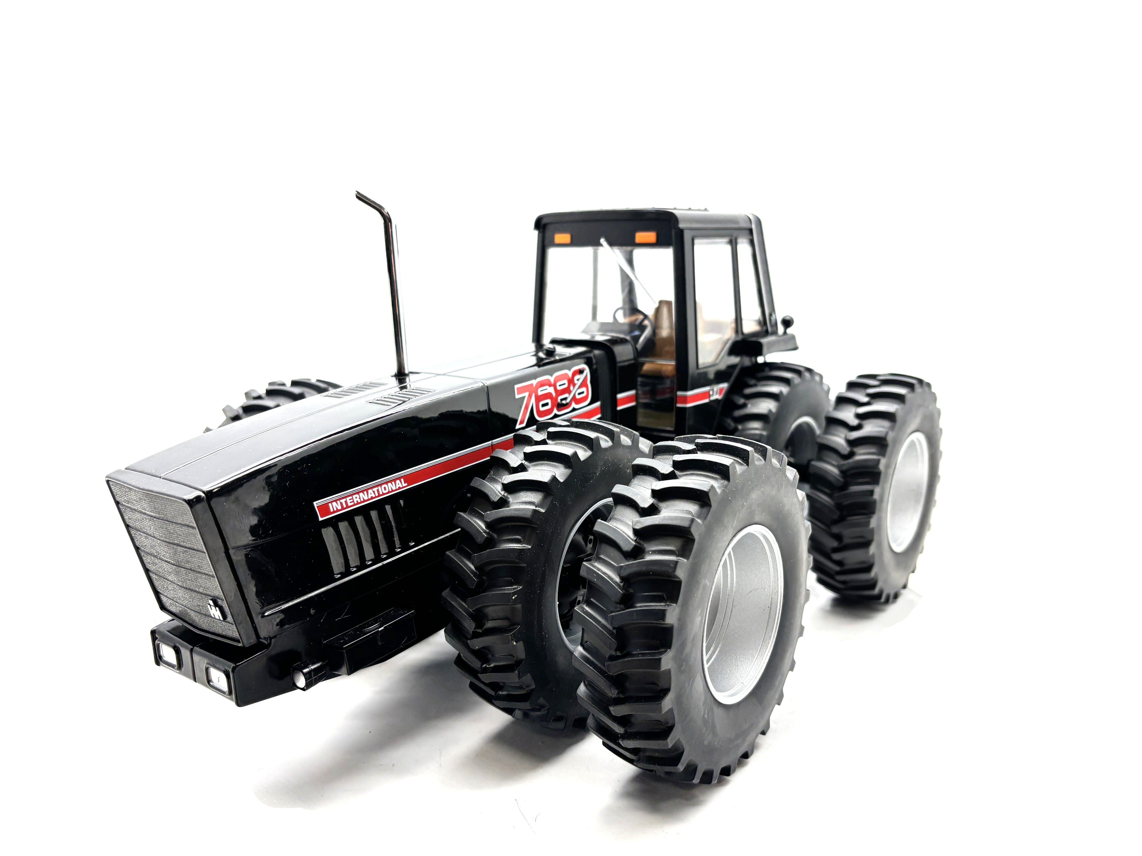 1/16 International 7688 Black