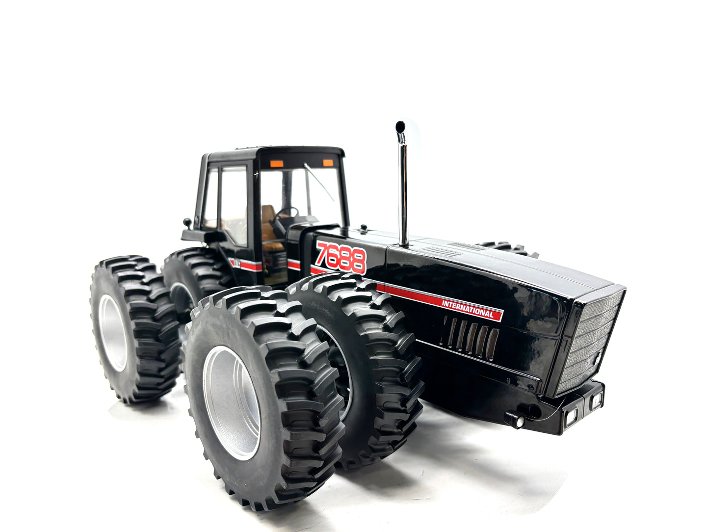 1/16 International 7688 Black