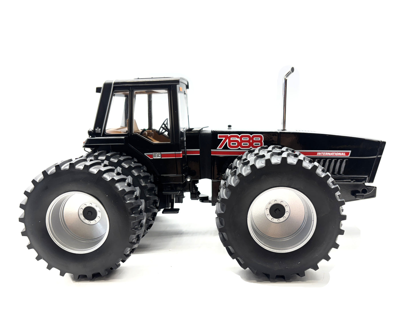 1/16 International 7688 Black