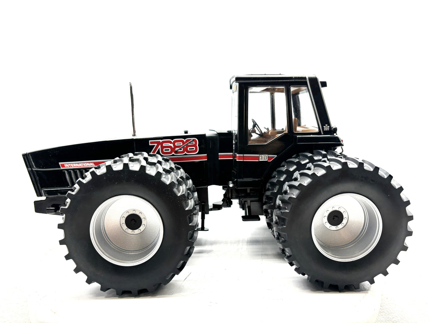1/16 International 7688 Black