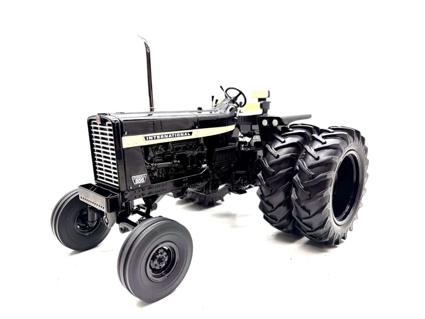 1/16  International 856 Black