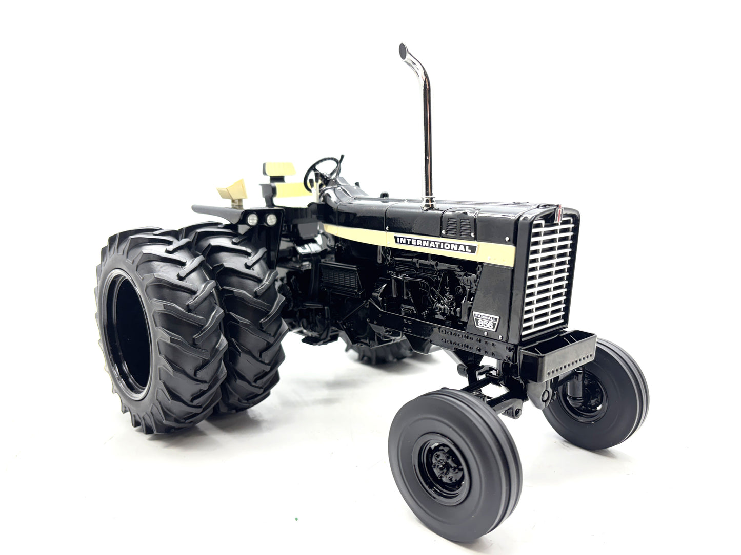 1/16  International 856 Black