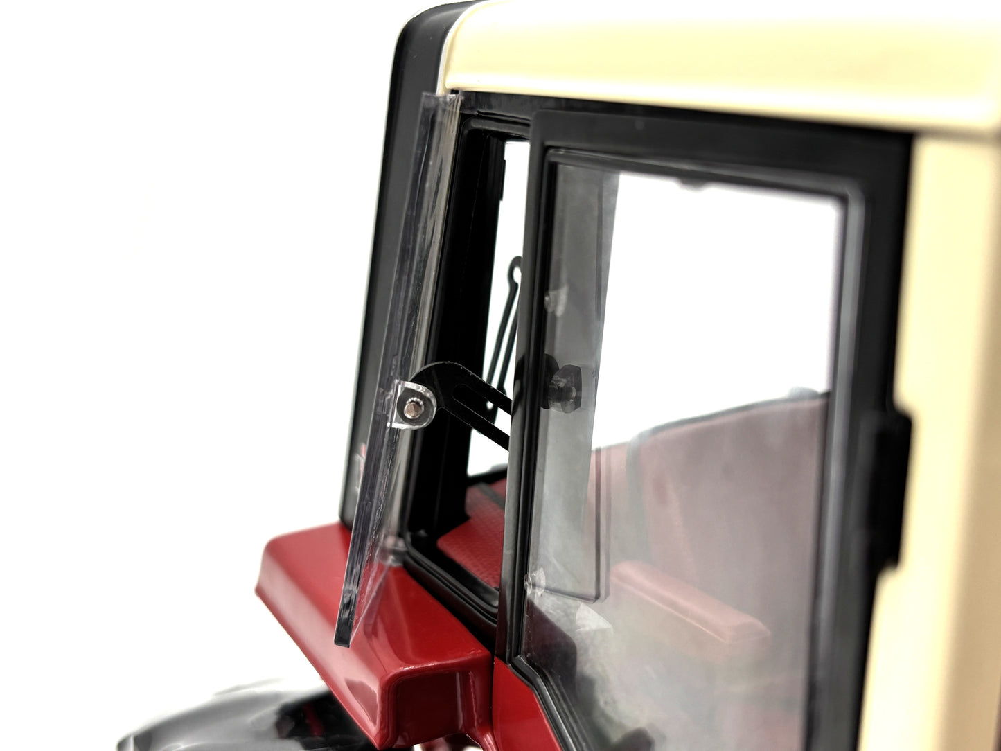 1/16 International 986 with Cab and 720 Plow