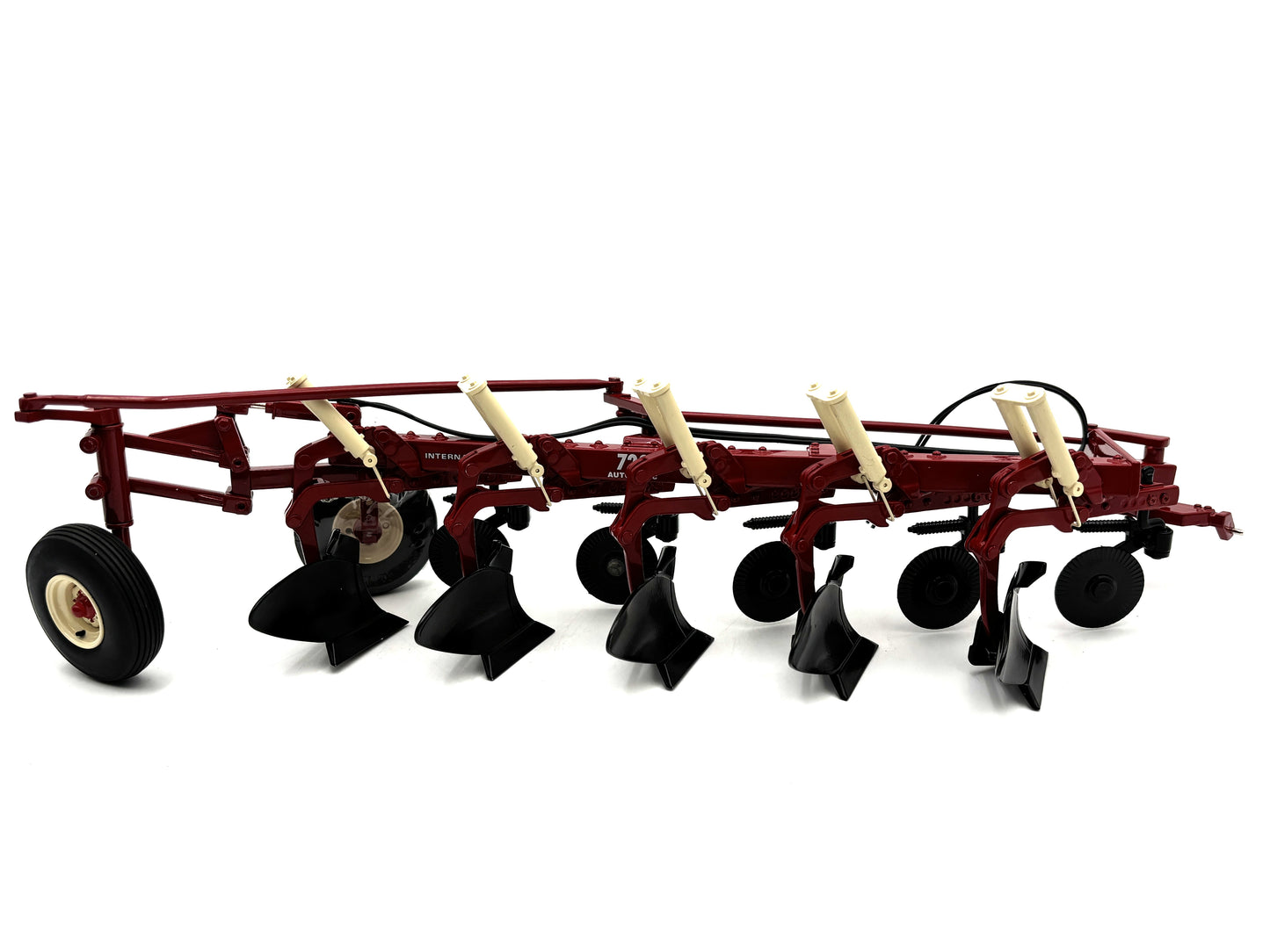 1/16 International 986 with Cab and 720 Plow